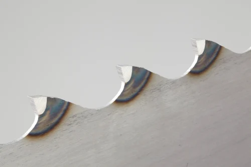Denture stellitée d'une lame de scie SERRA