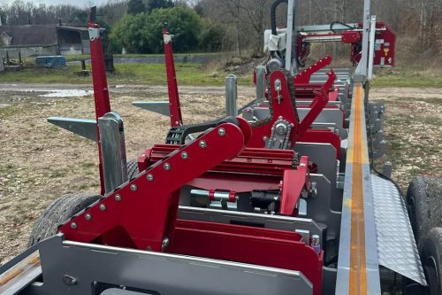 Scierie mobile SERRA XT135 repliée sur sa remorque routière