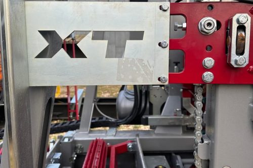 Détail du marquage XT sur la scierie SERRA XT135