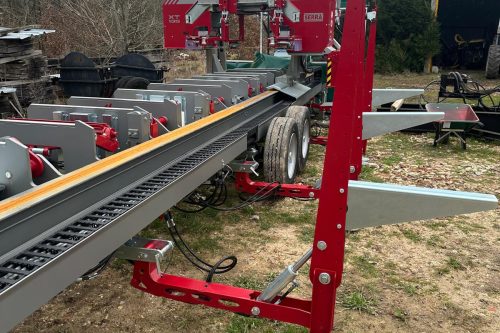 Scierie mobile SERRA XT135 en cours de sciage d'une grume