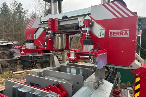 Tête de sciage de la SERRA XT135 en action en forêt